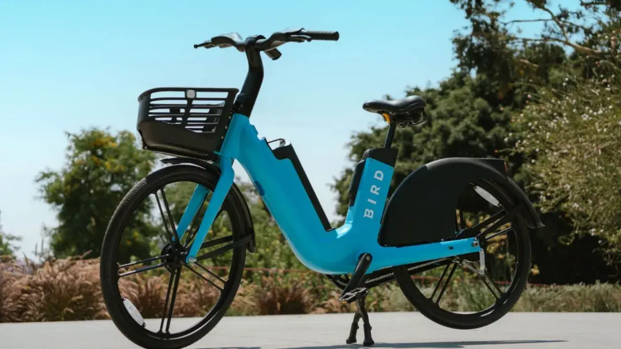 Ein blaues Bird E-Bike mit Korb steht im Freien. Gute Bird Bike Erfahrungen sind garantiert, wenn man die Stadt so erkundet.