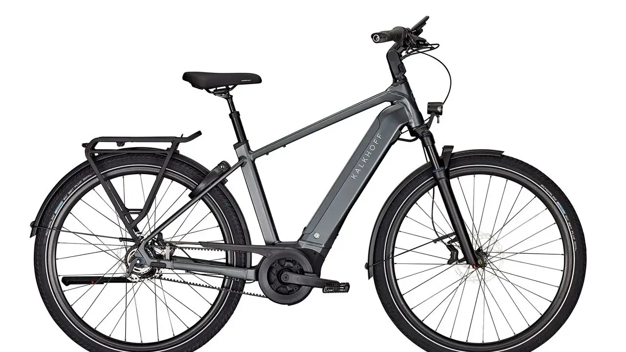 Graues Kalkhoff Image 5.b Advance+ E-Bike mit Gepäckträger und Riemenantrieb, bereit für den Test.
