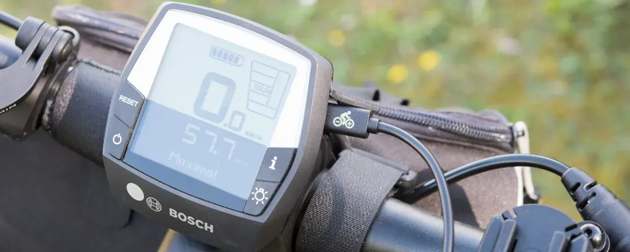 Bosch Purion Display mit Kabel für Handy-Verbindung. Zeigt Geschwindigkeit und Akkustand an.
