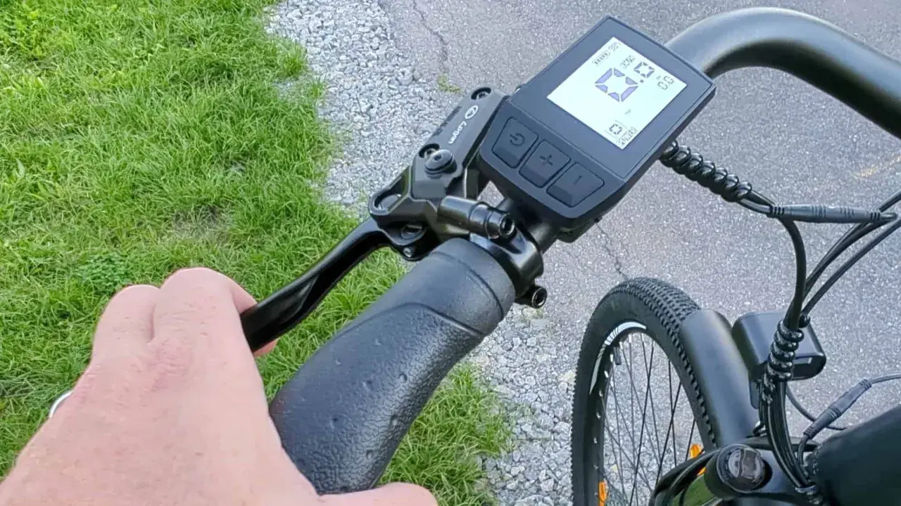 Hand am Lenker eines Yamaha E-Bikes, Display zeigt Informationen an. Bereit für ein Yamaha E-Bike Software Update.