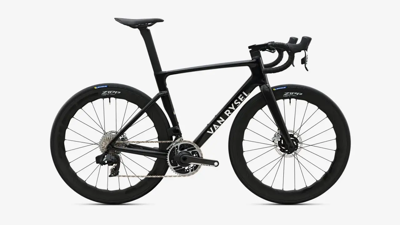Schwarzes Van Rysel Rennrad mit Zipp Laufrädern, bereit für die Tour de France. Aerodynamisch und leicht.