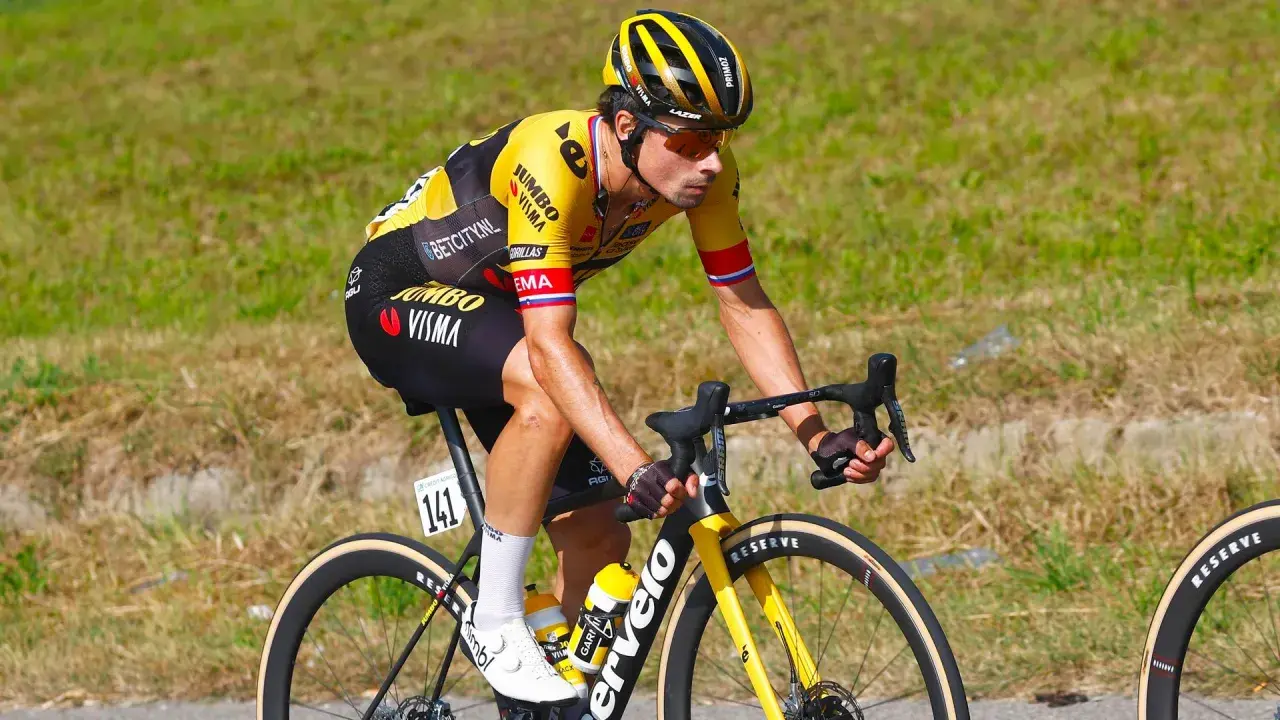 Radsportler in gelb-schwarzer Teamkleidung, der auf einem Rennrad fährt. Die Nummer 141 ist sichtbar. Ein Beispiel für professionelle cycling transfers.