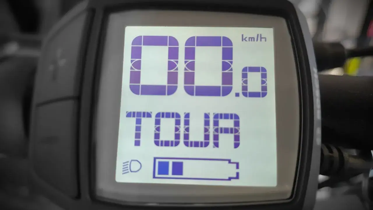 Display eines Cube E-Bikes: Geschwindigkeit 0.0 km/h, Modus TOUR, Akku fast voll. Das Licht ist eingeschaltet.