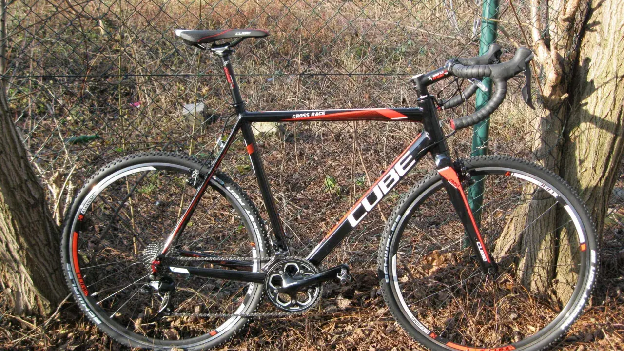 Schwarzes Cube Cross Race Rennrad mit roten Akzenten, bereit für jedes Abenteuer.