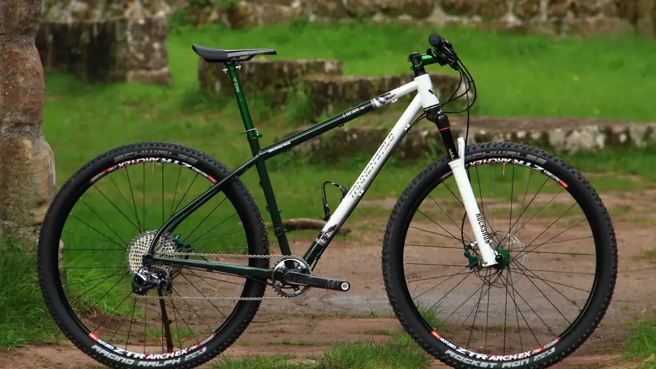 Ein robustes Mountainbike von Tannenwald, bereit für Trails. Perfekt für Abenteuer im Wald.