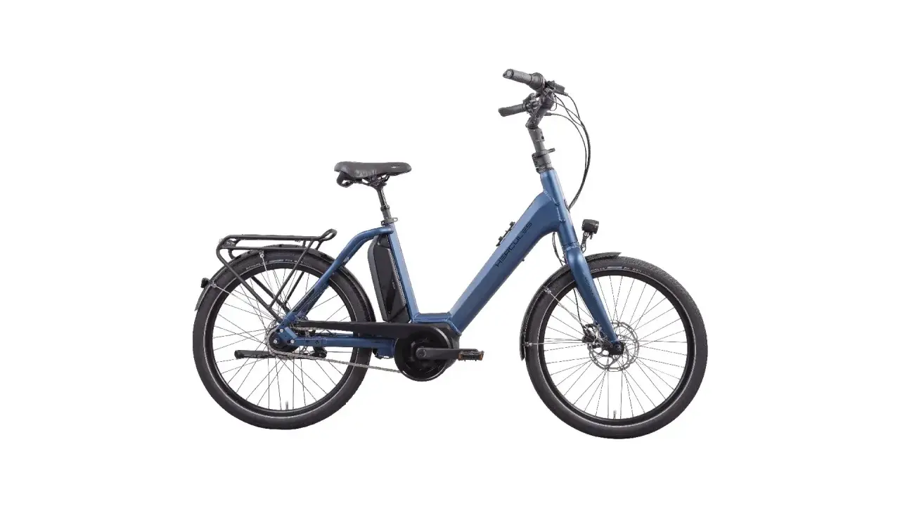 Hercules Futura Compact R8 24 Zoll: Ein schickes blaues E-Bike mit Gepäckträger und Akku, bereit für den Test.