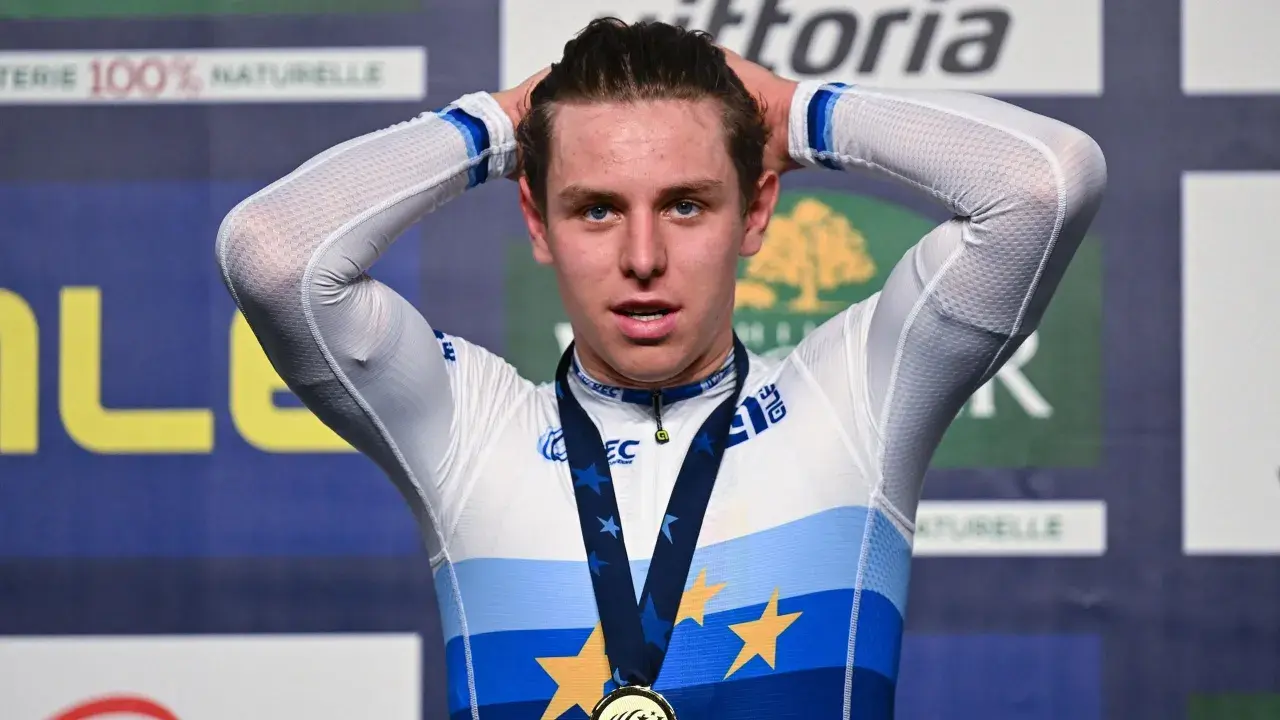 Tim Torn Teutenberg mit Medaille und Europasternen auf dem Trikot, Hände im Haar.
