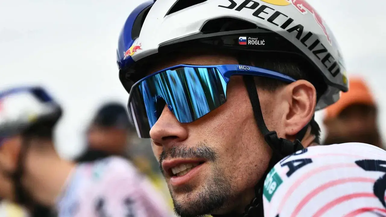 Primož Roglič, Radfahrer mit Helm und Sonnenbrille, bereit für die Tour de France.