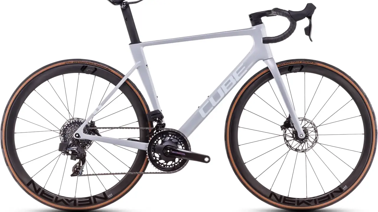 Graues Cube Rennrad mit Scheibenbremsen und braunen Reifen, bereit für den cube litening air test.