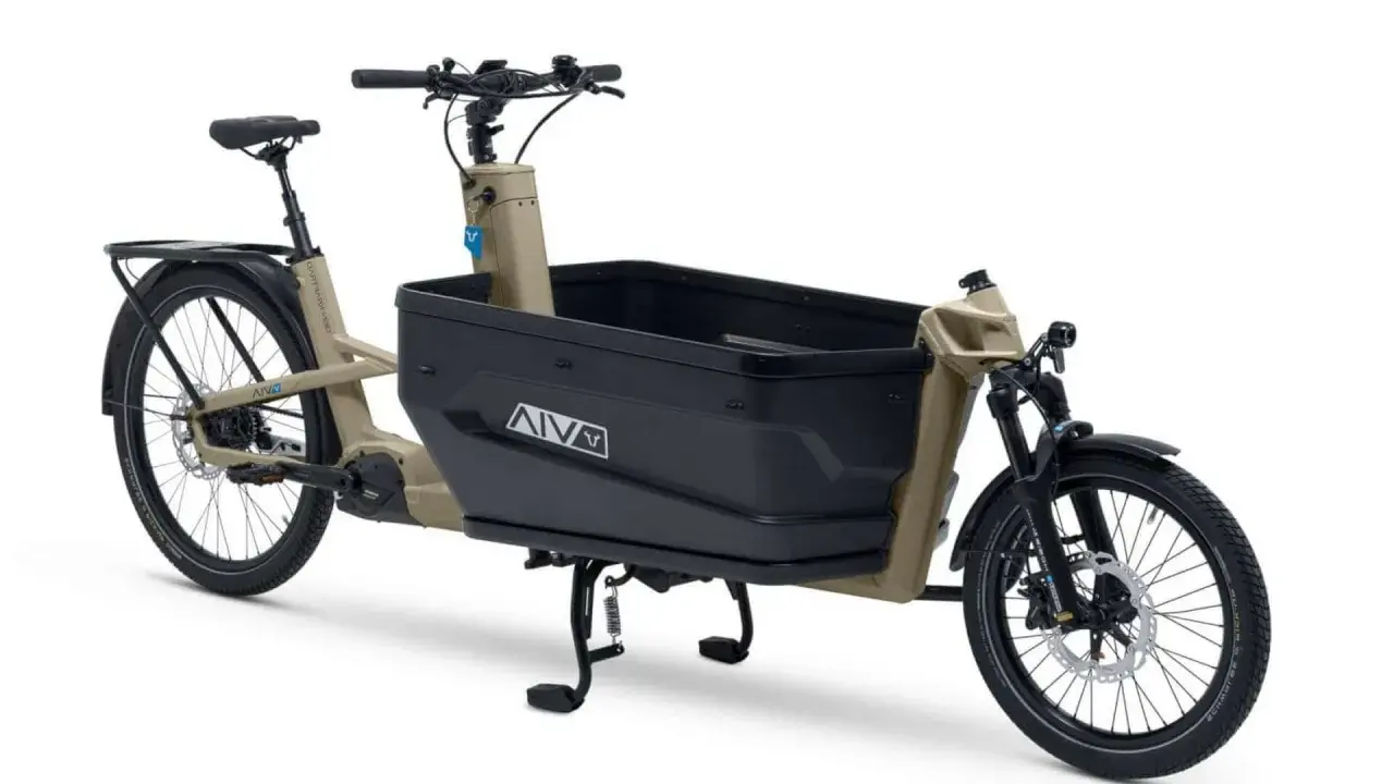 Ein beiges Lastenrad mit schwarzer Ladebox, bereit für den Lastenrad Test.