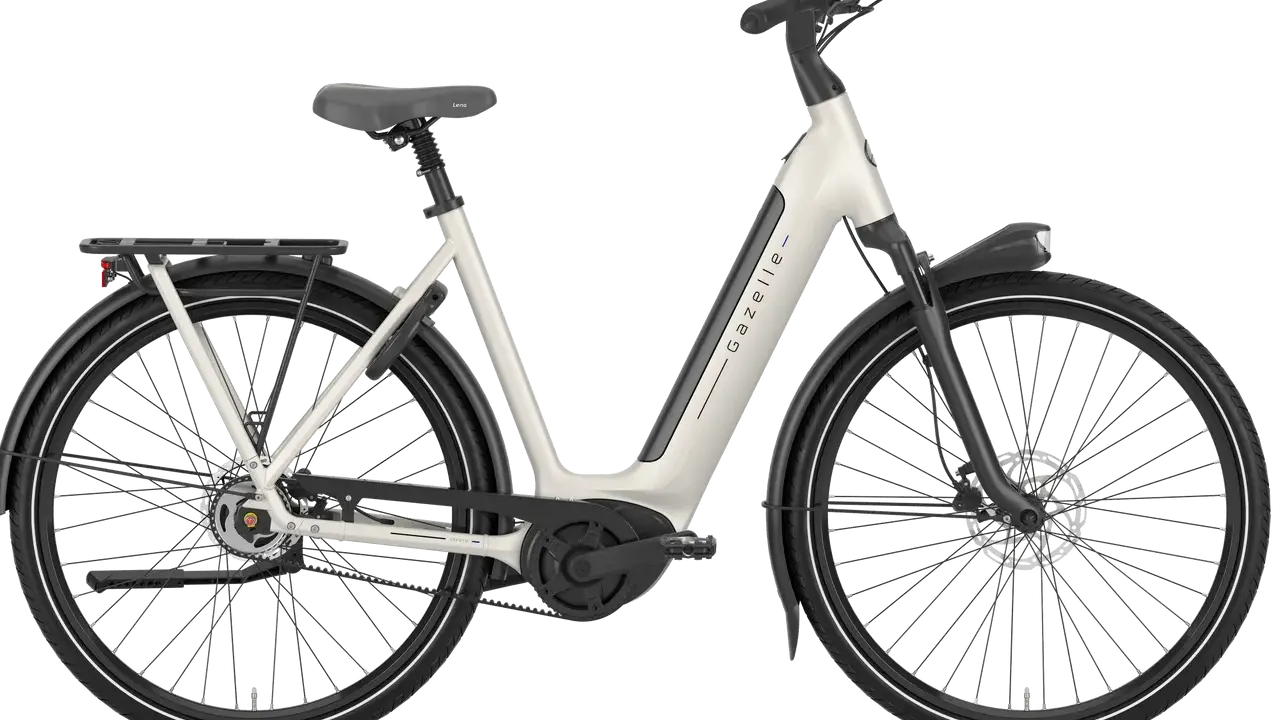 Ein cremefarbenes Gazelle E-Bike mit Gepäckträger und integriertem Licht. Die Marke Gazelle ist eine der vielen Fahrradmarken alphabetisch sortiert.
