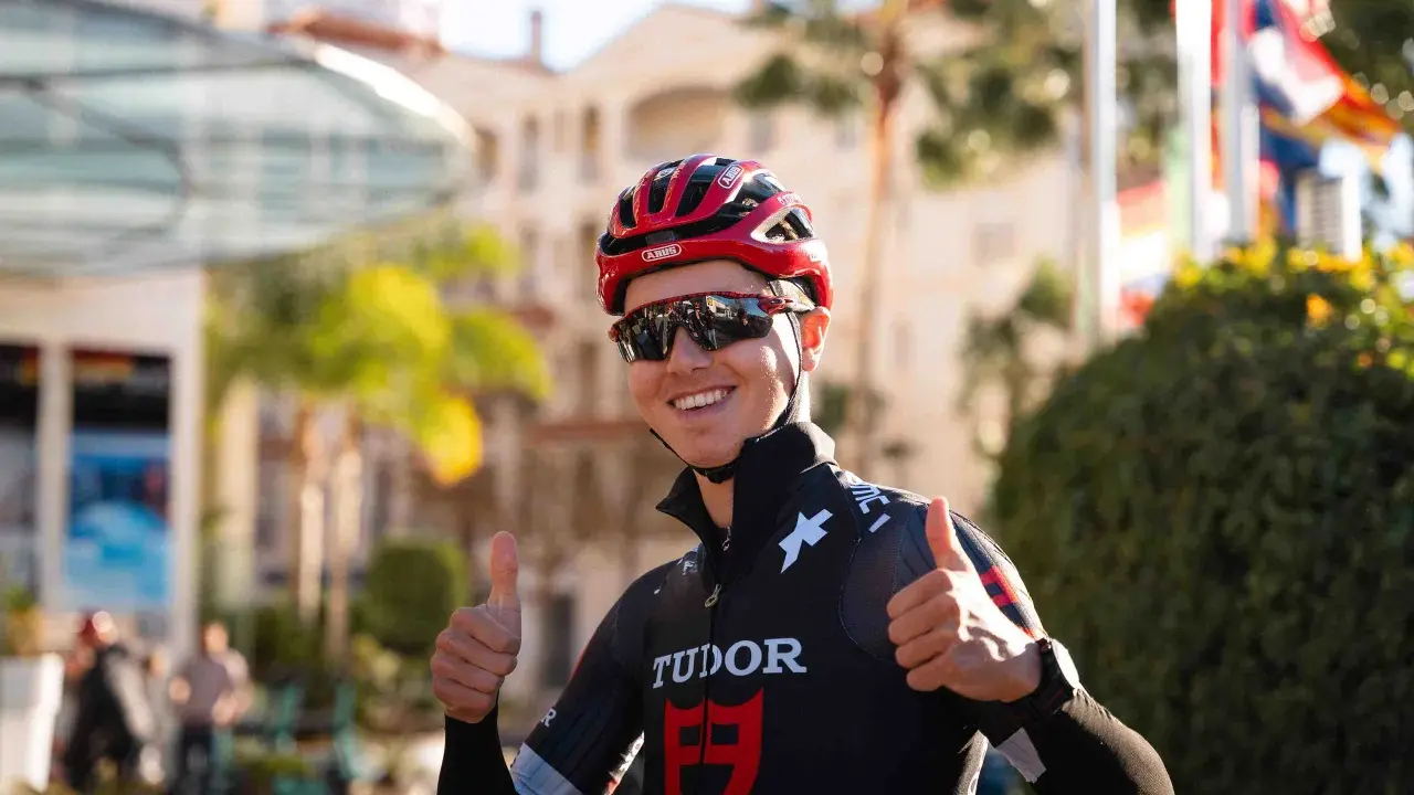Marco Brenner, Radsportler im Tudor-Trikot, gibt Daumen hoch.