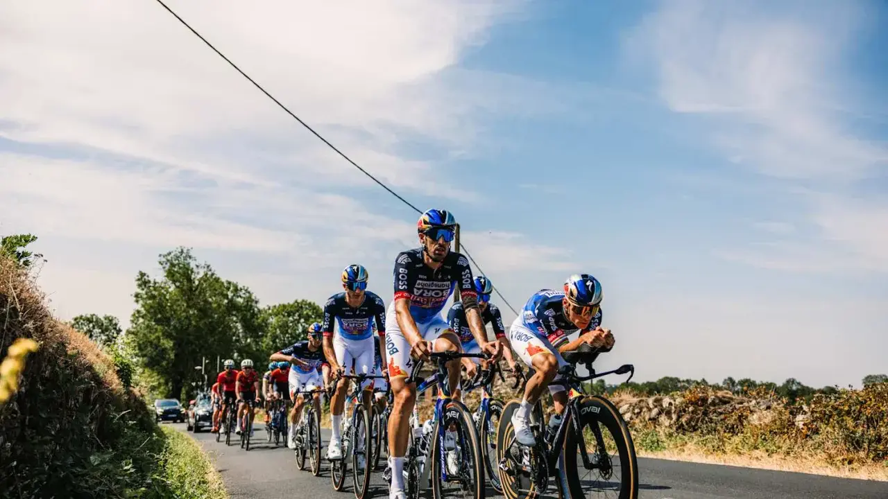 Radfahrer des Bora-hansgrohe Teams auf der Straße, bereit für den nächsten Renntag nach dem Tour de France Ruhetag.