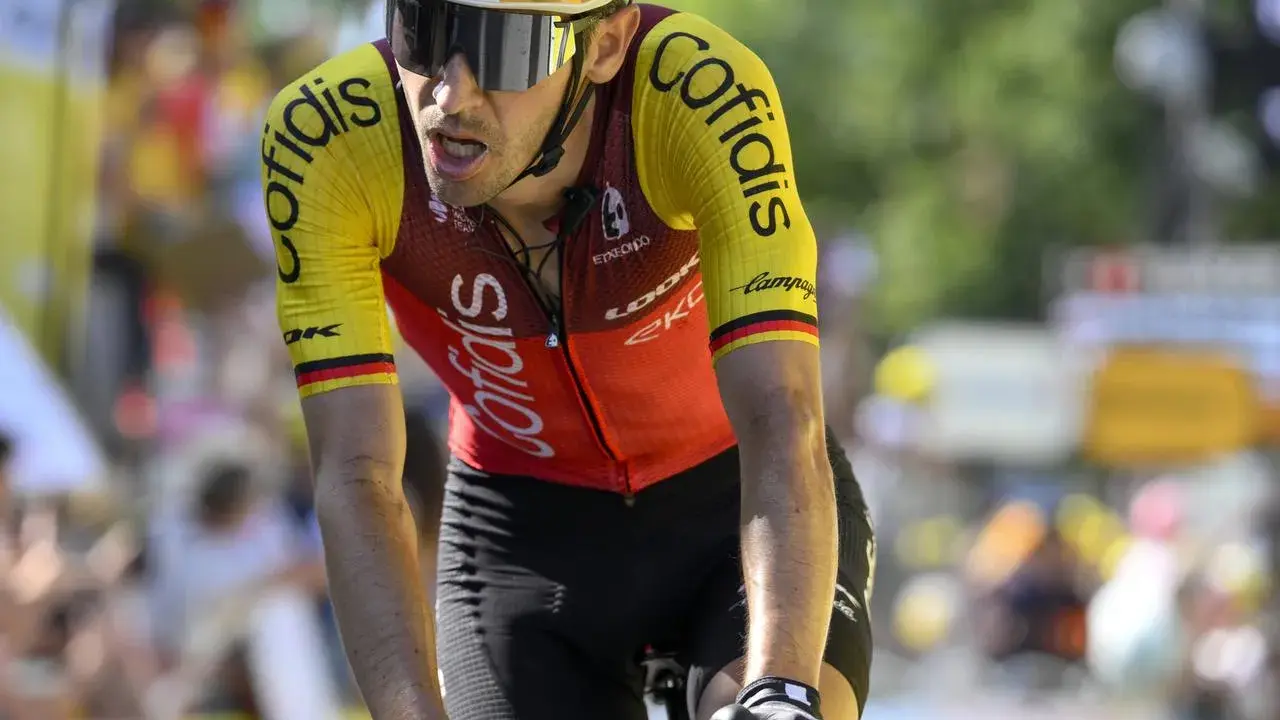 Radfahrer Emanuel Buchmann im Cofidis-Trikot, kämpft sich durch. Sein Gehalt ist ein Thema, das Fans interessiert.