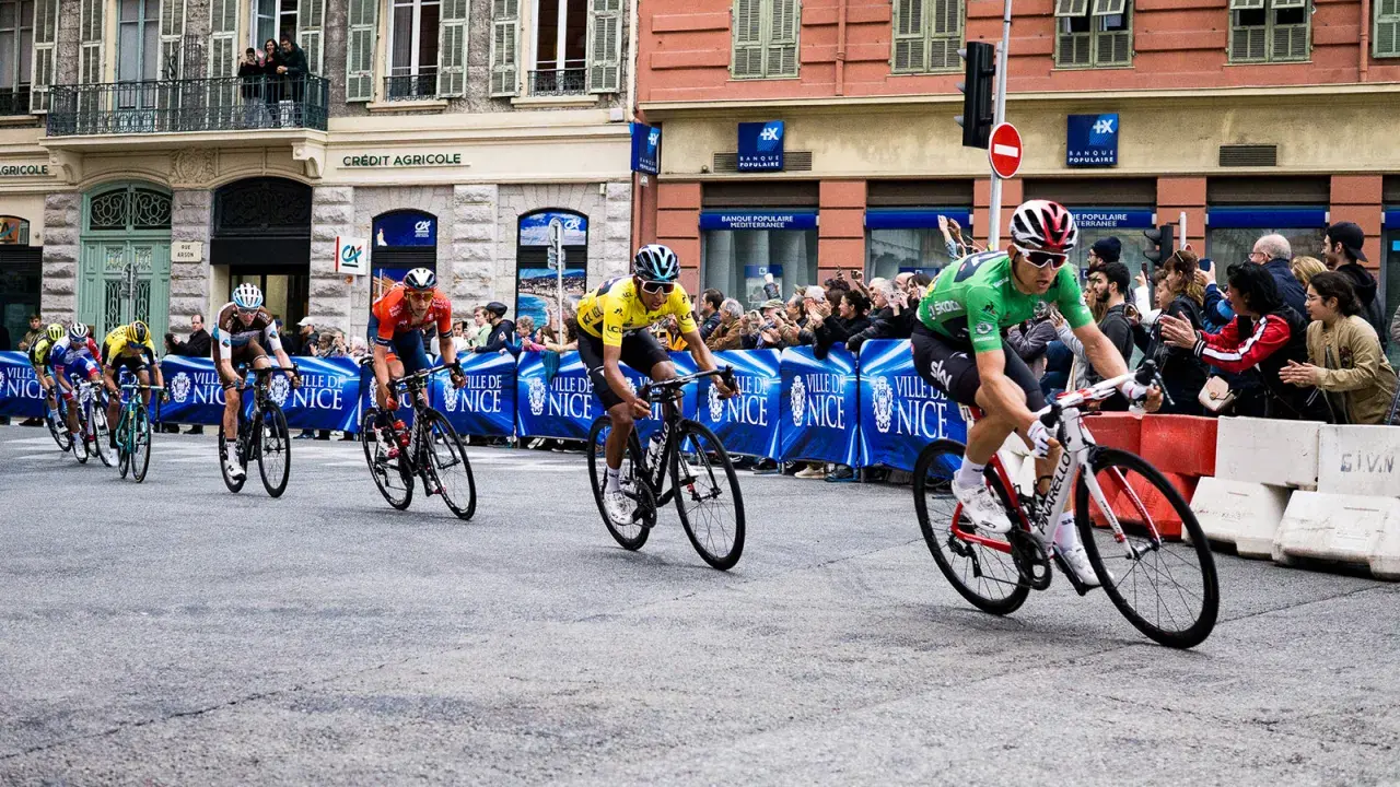 Radsport Paris-Nizza: Radfahrer im Rennen, Zuschauer jubeln am Straßenrand in Nizza.