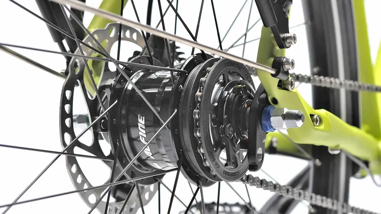 Nahaufnahme des Hinterrads eines Fahrrads mit einer Shimano Alfine 11 Nabenschaltung, Scheibenbremse und Kette.