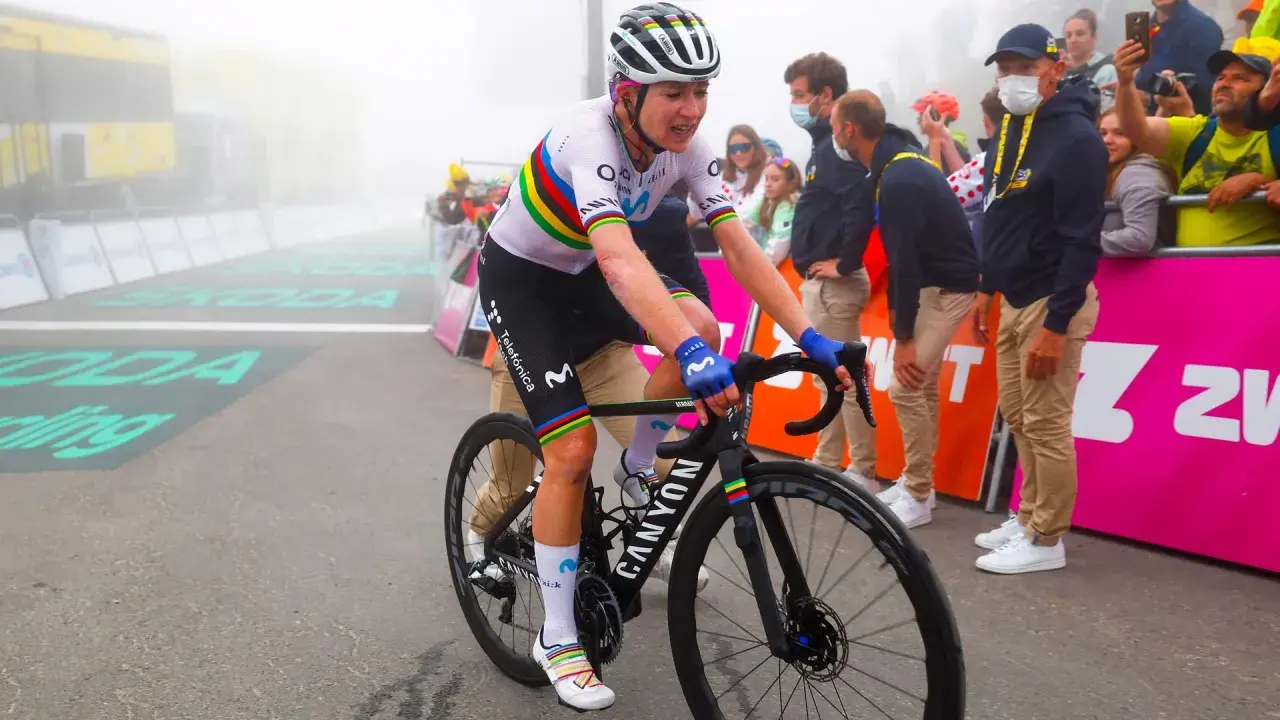Annemiek van Vleuten, im Regenbogentrikot, kämpft sich durch den Nebel.