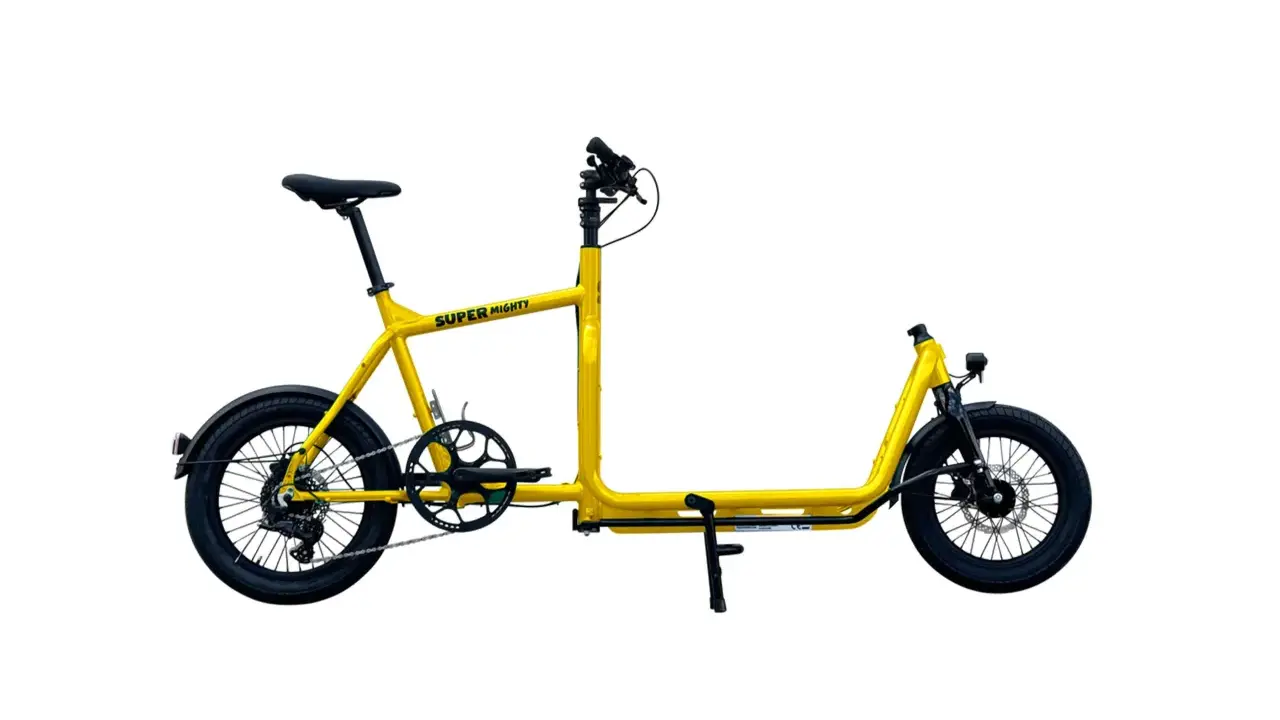 Gelbes Lastenrad "Super Mighty" mit langem Rahmen und breiten Reifen. Das Gewicht ist für den Transport von Gütern ausgelegt.