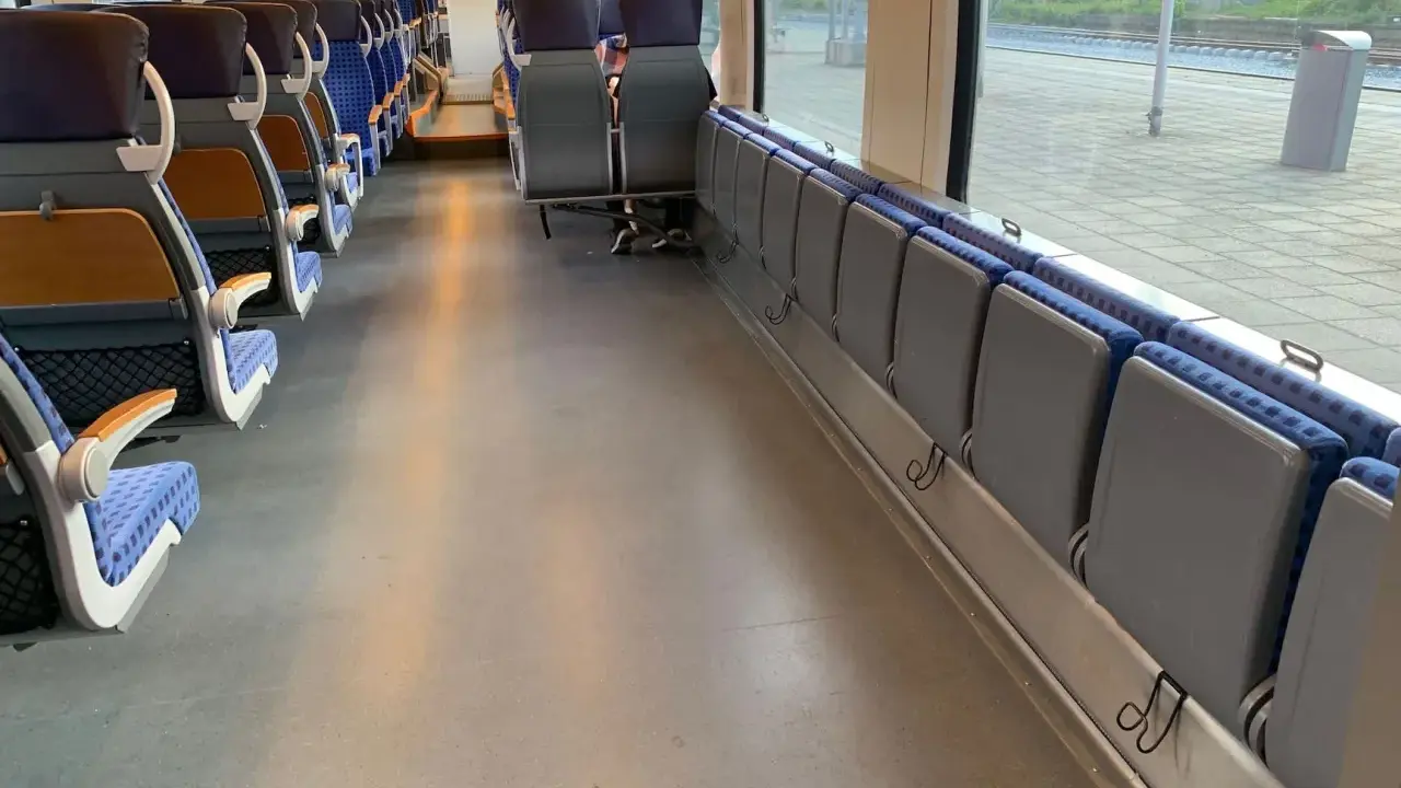 Leere Sitze im ice fahrradabteil. Perfekt für die nächste Radtour mit dem Zug.