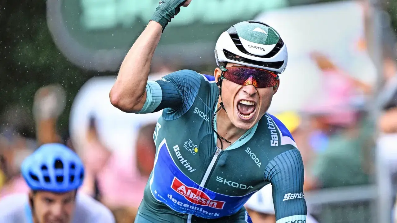 Jasper Philipsen jubelt im Regen, die Faust geballt. Ein Triumph im Radsport, der ihm alles abverlangte.