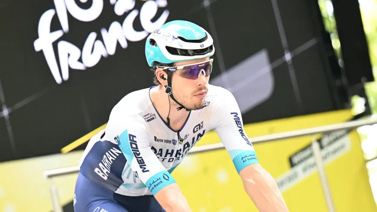Radfahrer Phil Bauhaus im Bahrain Victor-Trikot, bereit für die Tour de France.