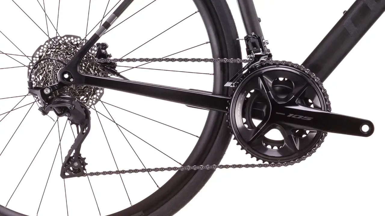 Nahaufnahme des Hinterrads und der Kurbelgarnitur eines schwarzen Fahrrads mit der besten Shimano Schaltung.