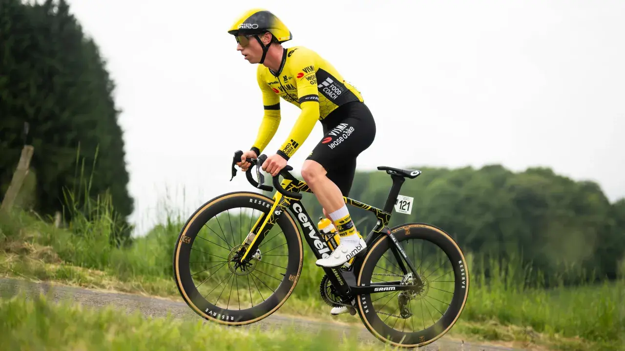 Matthew Brennan im gelben Trikot fährt auf seinem Rennrad durch eine grüne Landschaft.