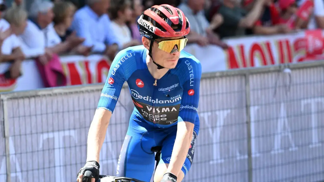 Radfahrer in blauer Teamkleidung mit gelber Brille, bereit für die Giro Etappe 16.