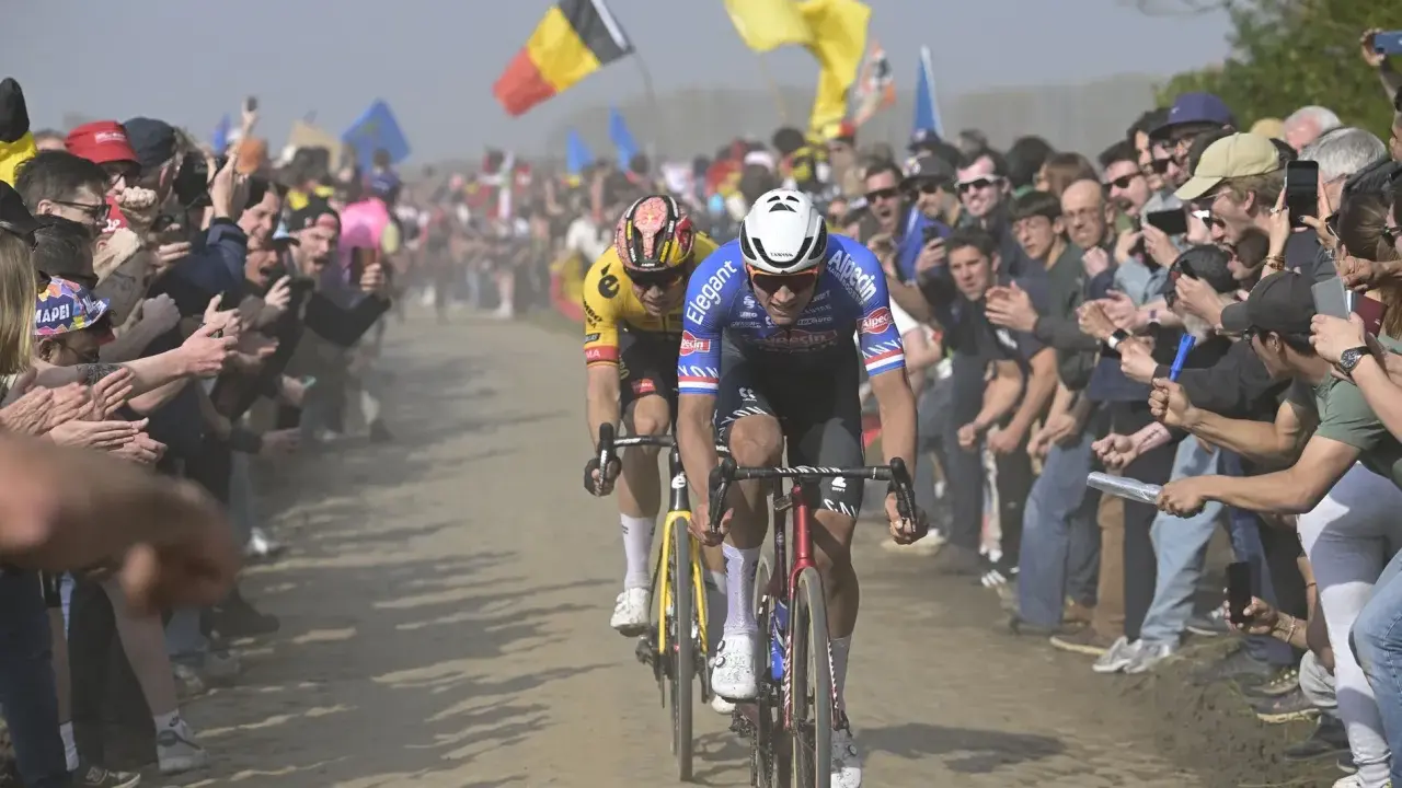 Zwei Radprofis kämpfen auf staubiger Strecke, umringt von jubelnden Fans. Die Spannung steigt, doch die Frage nach fairem Wettkampf und Doping im Radsport bleibt.