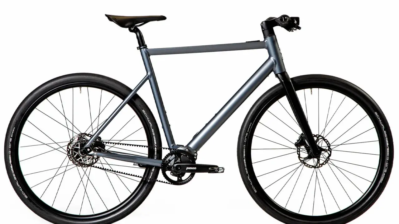 Graues Desiknio X20 E-Bike mit Pinion Getriebe und Riemenantrieb, bereit für den Test.