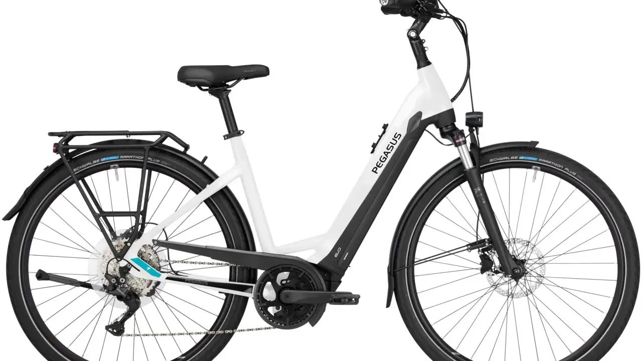 Weißes Pegasus Premio Evo 10 E-Bike mit Gepäckträger und Schwalbe Marathon Plus Reifen. Ein tolles Rad für den Pegasus Premio Evo 10 Test.