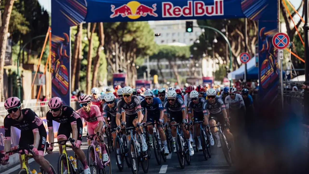 Radfahrer kämpfen um die Spitze der Giro d'Italia Gesamtwertung unter dem Red Bull Bogen.