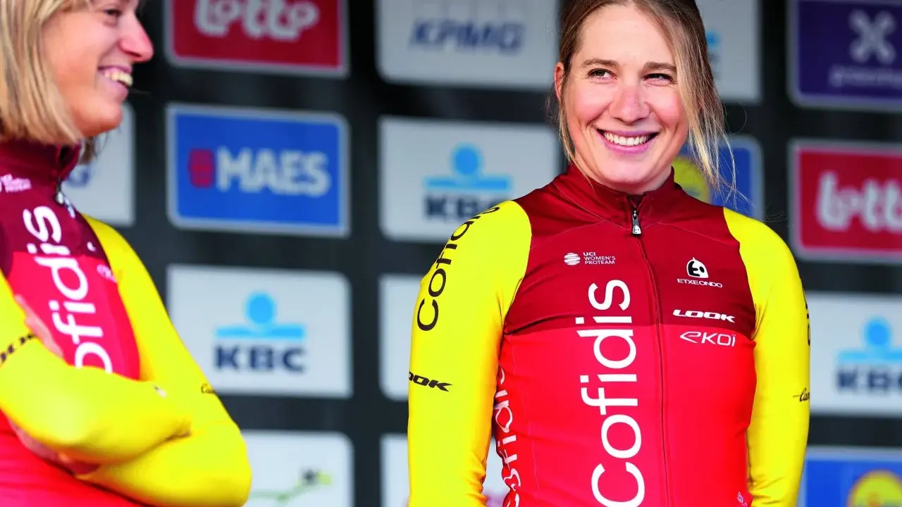Clara Koppenburg strahlt im Cofidis-Trikot. Sie ist eine erfolgreiche Radsportlerin.