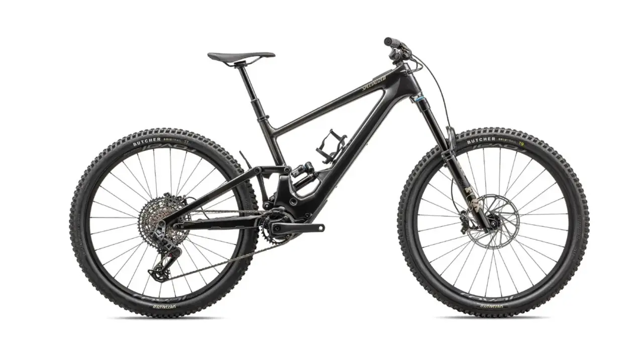 Schwarzes, leichtes EMTB mit Vollfederung, bereit für den Test.