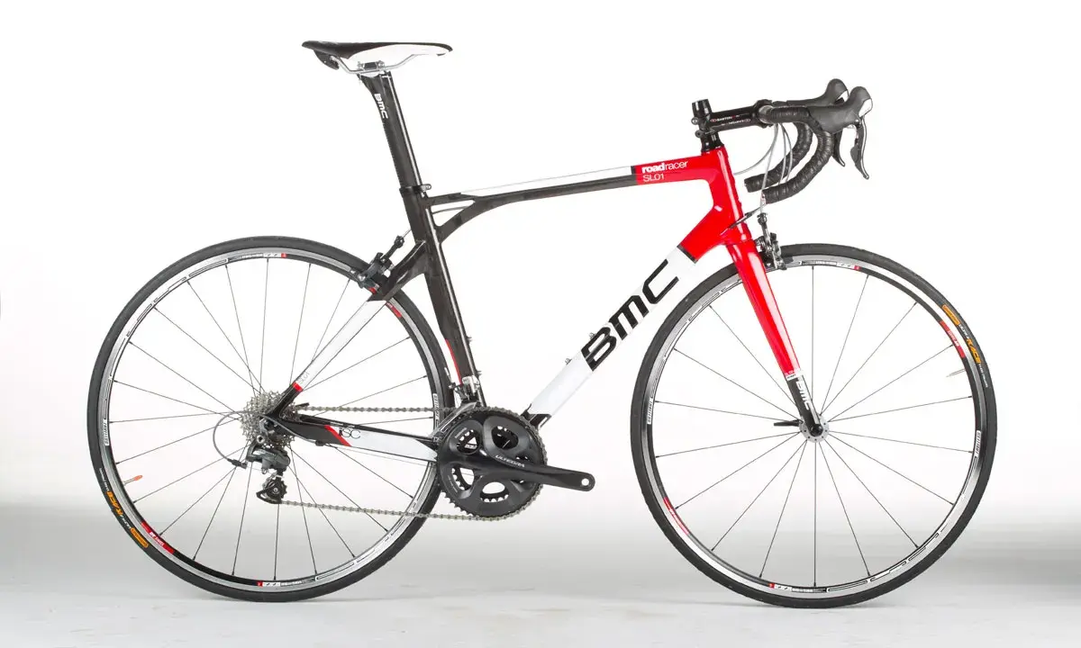 BMC Roadracer SL01 Rennrad in Rot und Weiß, bereit für die nächste Ausfahrt.
