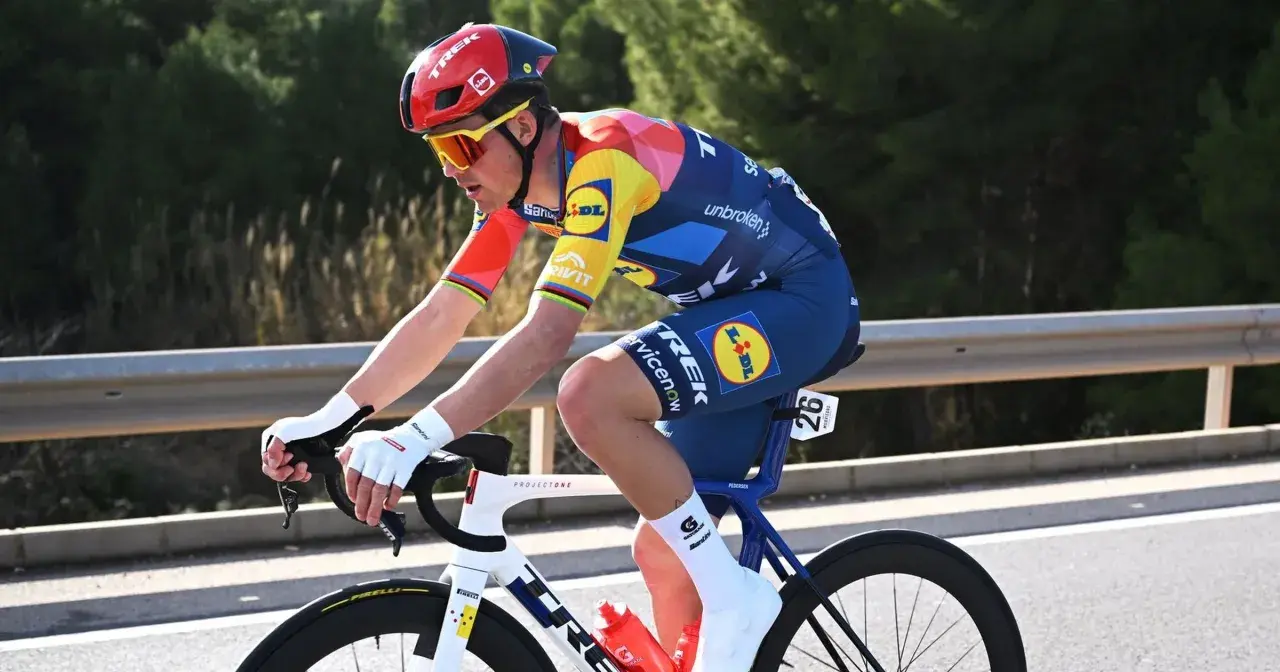 Mads Pedersen im Lidl-Trikot auf seinem Trek-Rennrad, konzentriert auf der Straße.