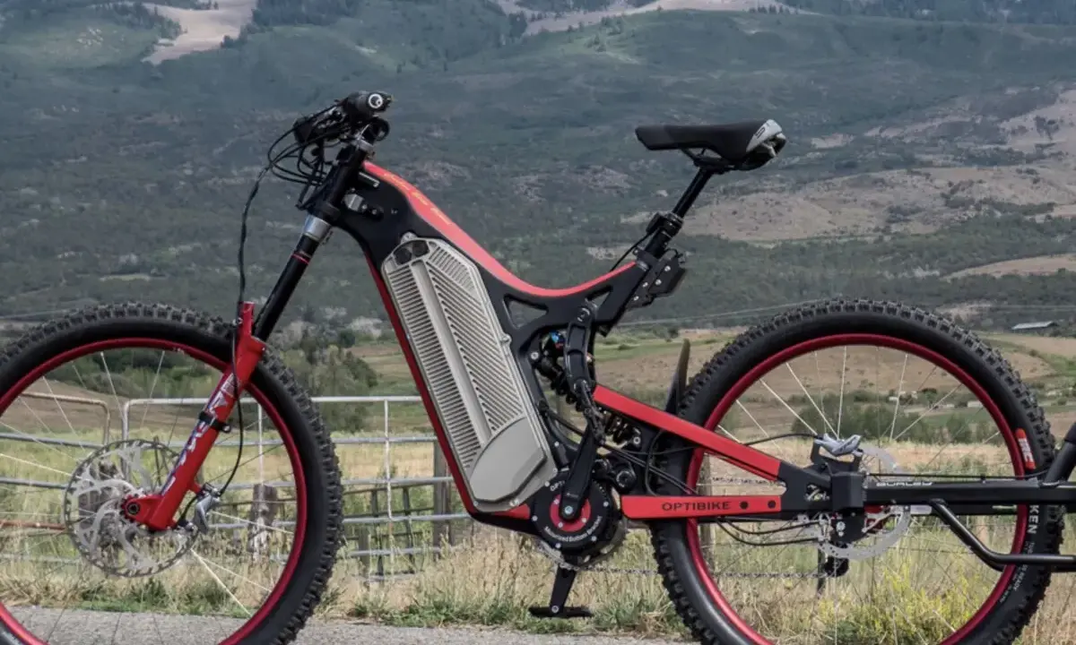 Ein rotes E-Bike mit großem Akku, bereit für Abenteuer. Mit einer Reichweite von 500 km ist es ideal für lange Touren.