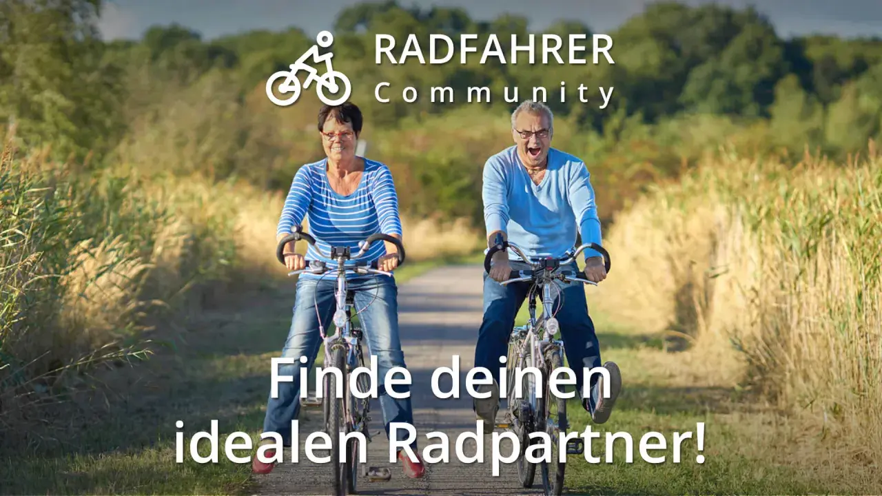 Ein älteres Paar radelt glücklich auf einem Feldweg. Die "Radfahrer Community" lädt ein, den idealen Radpartner zu finden.