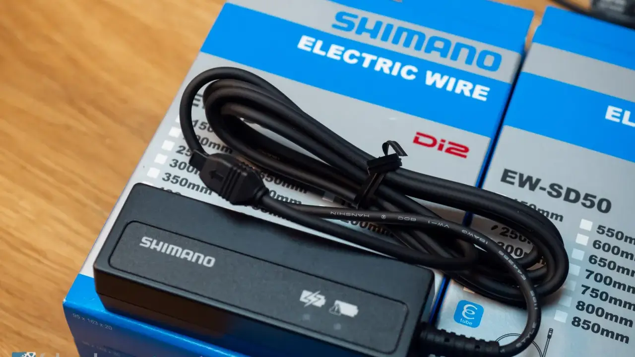 Shimano Di2 E-Tube Kabel und Ladegerät. Perfekt für die elektrische Schaltung.