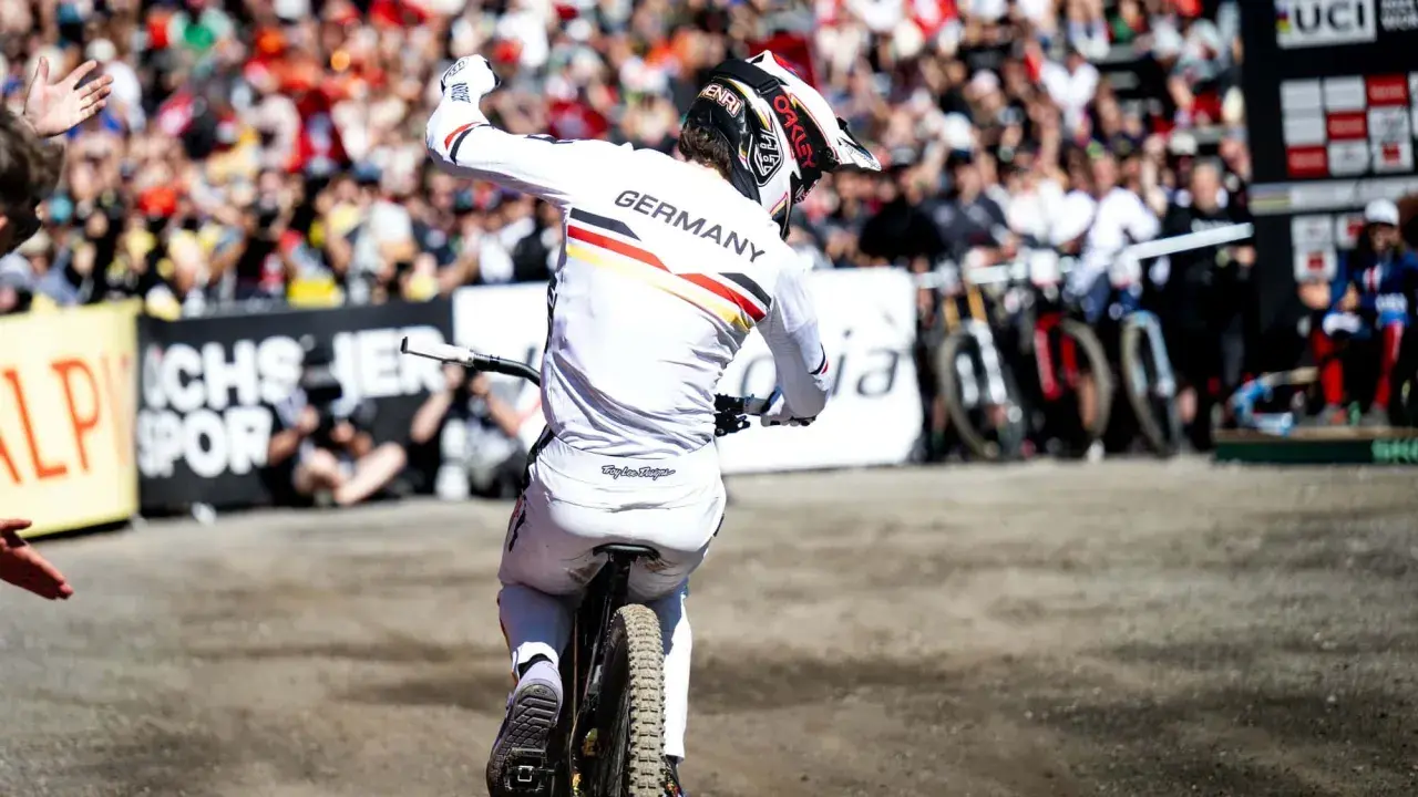 Henri Kiefer feiert seinen Sieg im Deutschland-Trikot, die Menge jubelt.