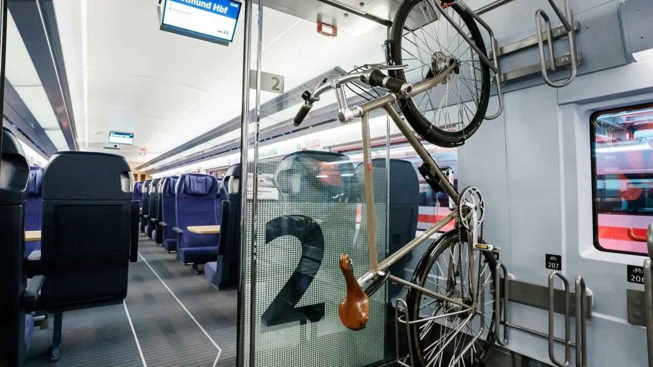 Fahrradmitnahme im ICE: Gute Erfahrungen mit der praktischen Aufhängung. Platz für dein Rad nach Dortmund Hbf.