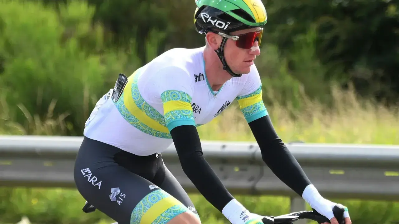 Radfahrer Harry Sweeny im australischen Trikot, mit Sonnenbrille und Helm, konzentriert sich auf die Strecke.