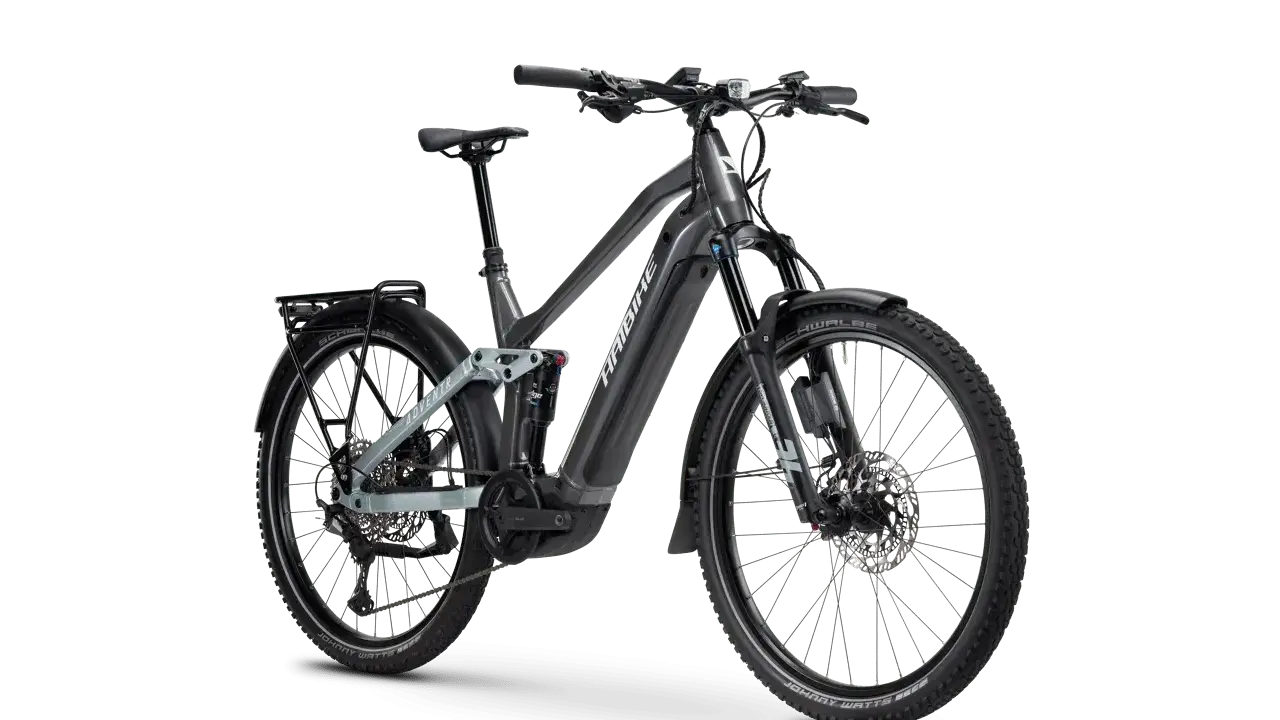 Haibike ADVENTR 11 ABS E-Bike mit Federung und Gepäckträger vor schwarzem Hintergrund.