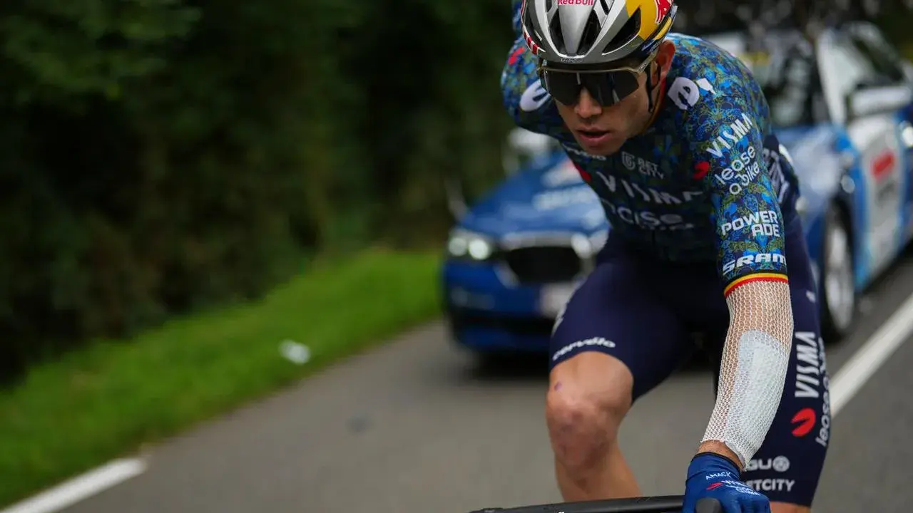 Van Aert kämpft sich auf seinem Rad durch die Landschaft, die Bandagen an seinem Arm zeugen von seinem Kampfgeist.