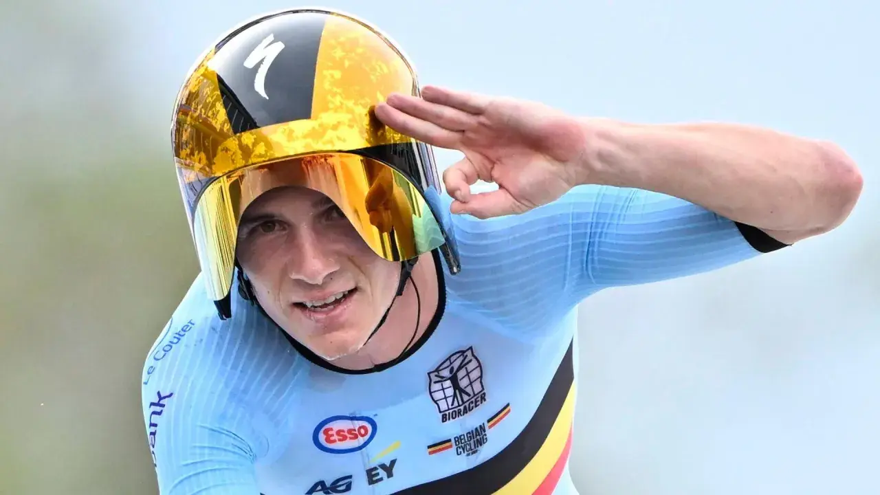 Rad-WM: Ein Radfahrer im belgischen Trikot salutiert, bereit für den Zeitplan.