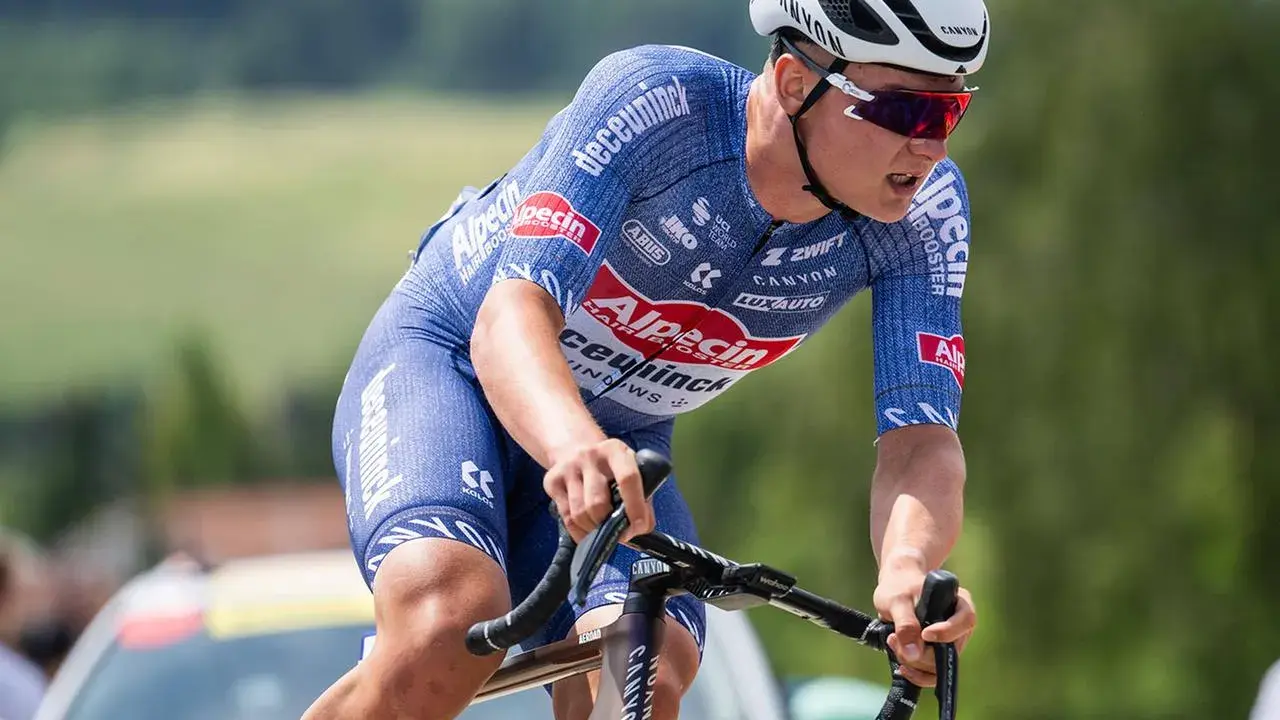 Maurice Ballerstedt im blauen Radtrikot, konzentriert auf dem Rennrad, mit Canyon-Helm und Brille.