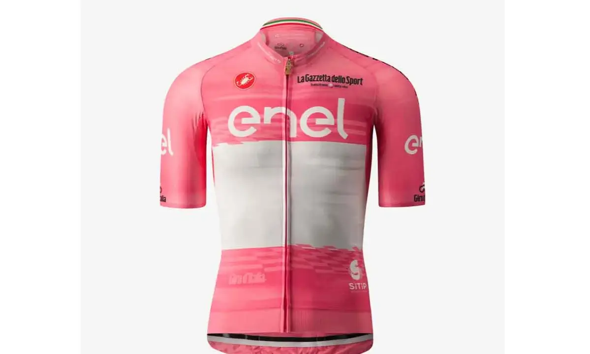 Das ikonische **maglia rosa** Radtrikot, bereit für den Giro d'Italia. Mit Sponsorenlogos wie Enel und La Gazzetta dello Sport.