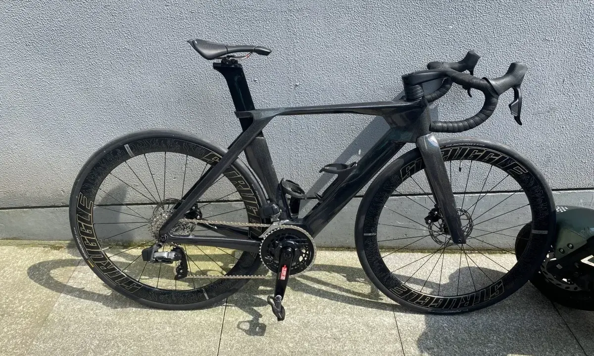 Schwarzes Rennrad mit aerodynamischem carbon rahmen und tiefen Felgen, bereit für die nächste Fahrt.