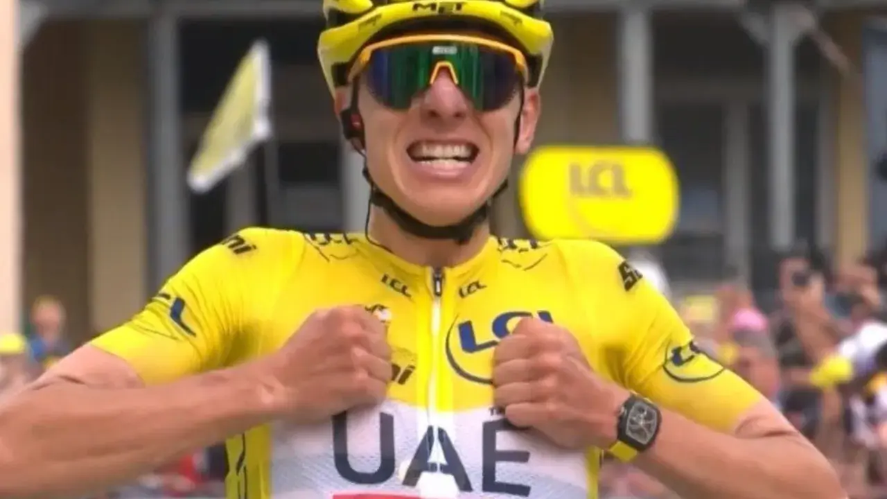 Jubelnder Radfahrer im Gelben Trikot, bereit für die Tour de France 2026.