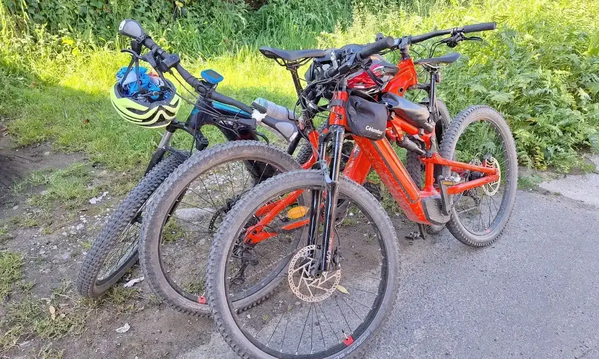 Zwei E-Bikes stehen bereit für den Jakobsweg. Ein gelber Helm hängt am Lenker des vorderen Fahrrads.